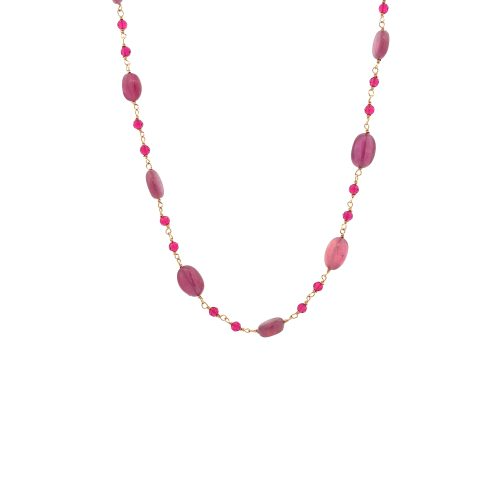 Collana in oro con pietre di rubino ovali e piccole perle rosa.