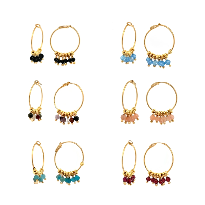 Orecchini a cerchio dorati con perline colorate in 6 varianti: nere, azzurre, miste, rosa, acquamarina e rosse.