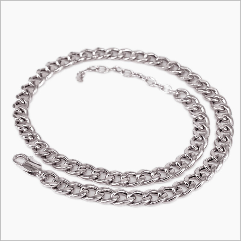 Collana a catena d'argento 925, lunga 40 cm, con maglie gourmette e chiusura a moschettone.