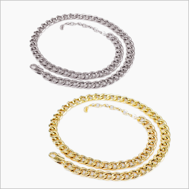 Collana a catena semplice in metallo, disponibile in versione dorata e argentata.
