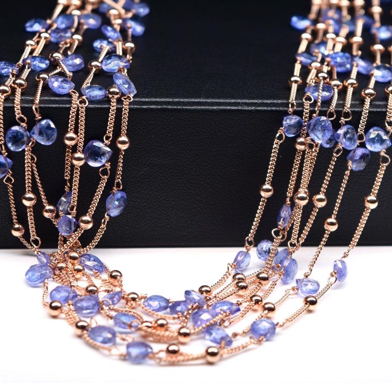 Collana a più fili con gocce di tanzanite e sfere in oro rosa.