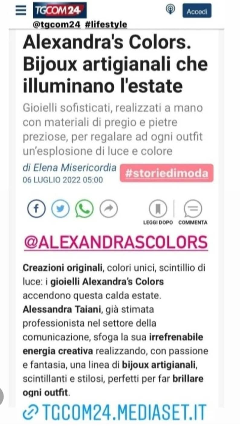 Donna parla dei gioielli Alexandra's Colors, creazioni artigianali che illuminano l'estate.