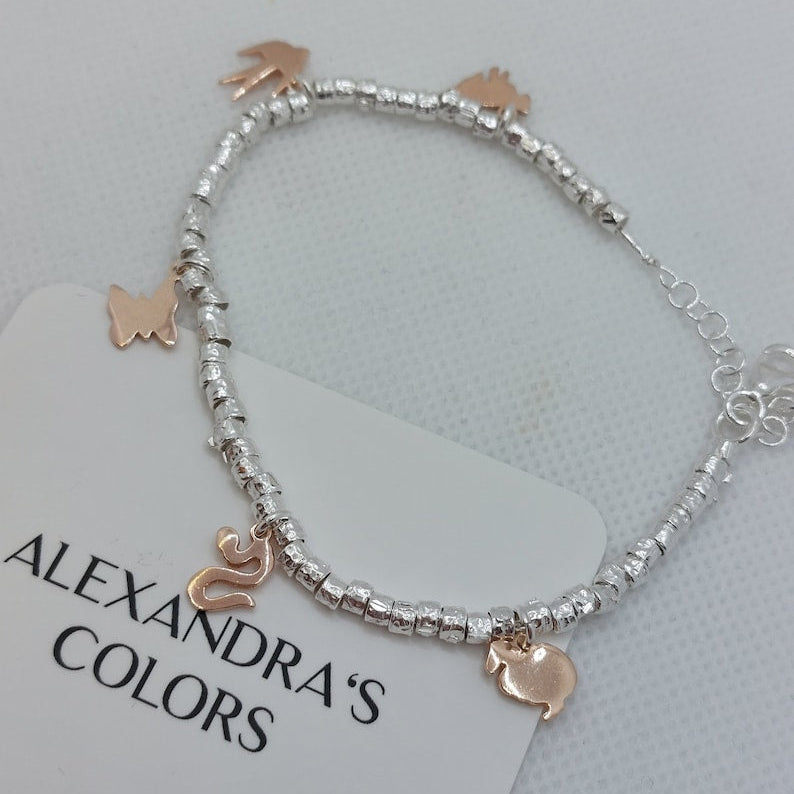 Braccialetto con perline d'argento e ciondoli a forma di farfalla, uccello e cigno in oro rosa.