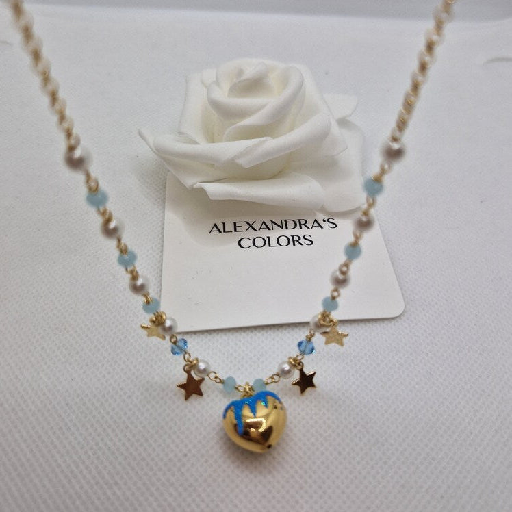 Collana da donna di "Alexandra's Colors" con perle, stelle e ciondolo a cuore in oro e smalto azzurro.