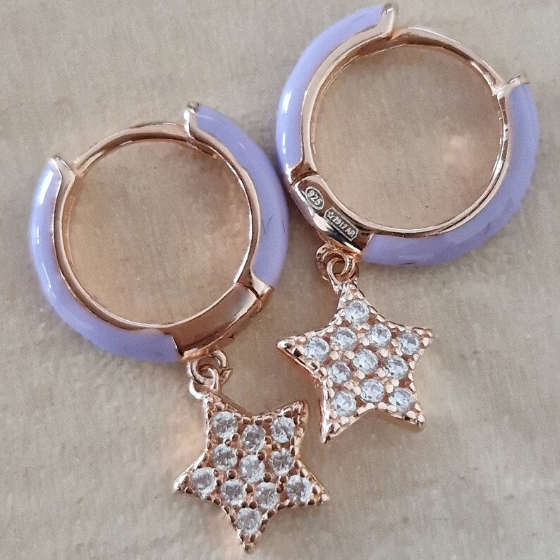 Orecchini a cerchio in oro rosa con smalto lilla e pendenti a stella con zirconi.