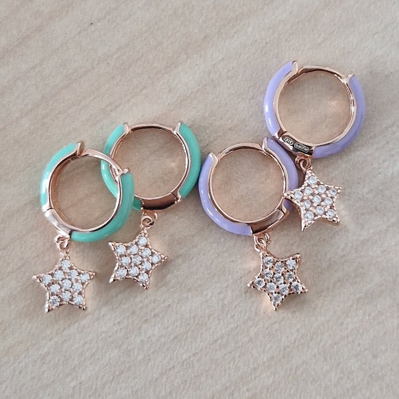 Orecchini a cerchio in oro rosa con smalto azzurro e lilla, ciondoli a stella in pavé di zirconia.
