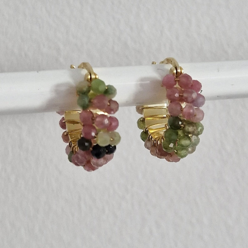 Orecchini a cerchio in oro con piccole perle di tormalina rosa e verde.