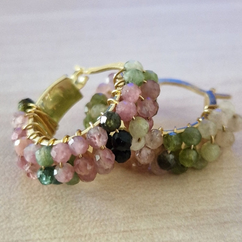Orecchini a cerchio dorati con perline di tormalina rosa e verde.