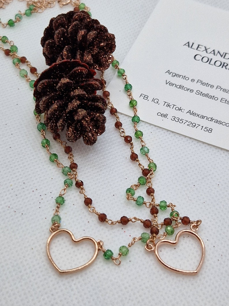 Collana in argento e pietre preziose con due cuori, abbellita da pigne.