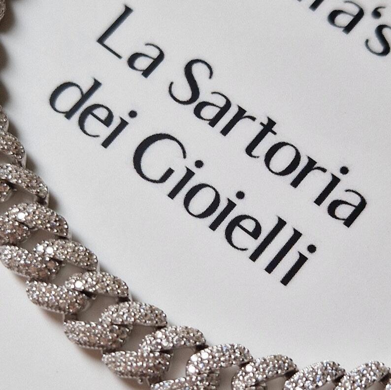 Bracciale a catena con diamanti su una cartolina con la scritta "La Sartoria dei Gioielli".