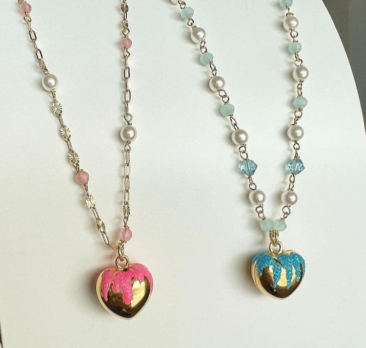Collane con pendente a cuore smaltato, perle e perline, una rosa e una azzurra.