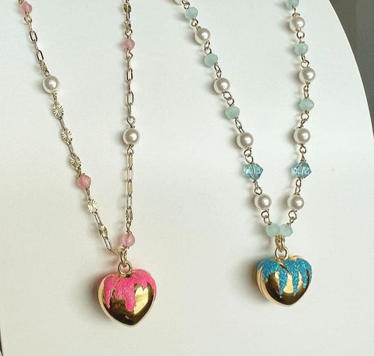 Collane con pendente a cuore smaltato, perle e perline, una rosa e una azzurra.