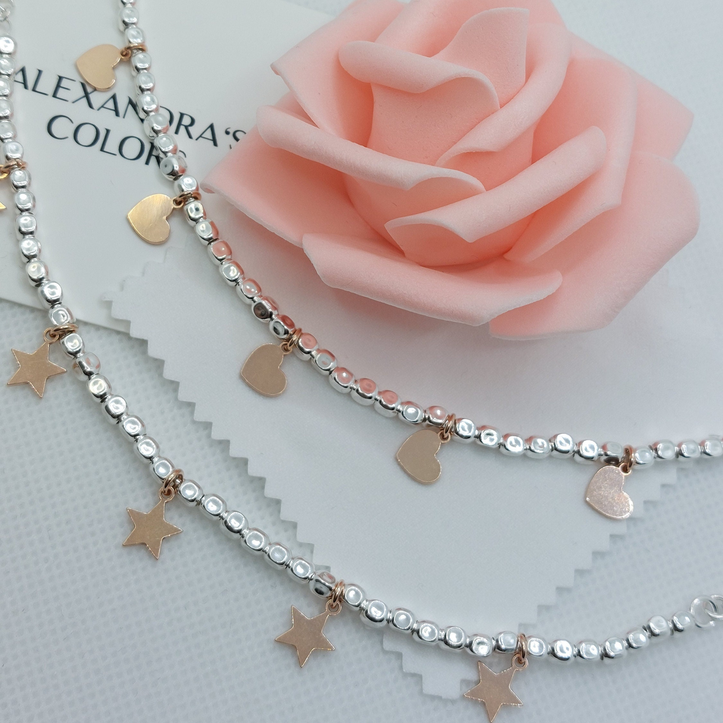 Catenine d'argento con ciondoli a forma di cuore e stella.