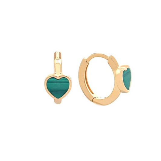 Orecchini a cerchio in oro con cuore di malachite verde.