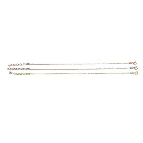 Tre bracciali a catenina in metallo: uno argentato, uno color oro rosa e uno dorato.