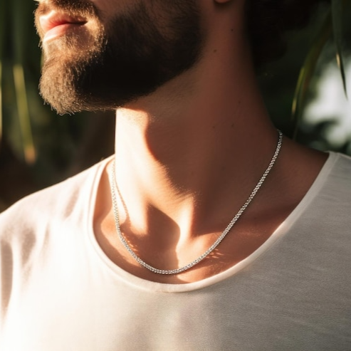Collana a catena d'argento moderna indossata da un uomo con la barba.