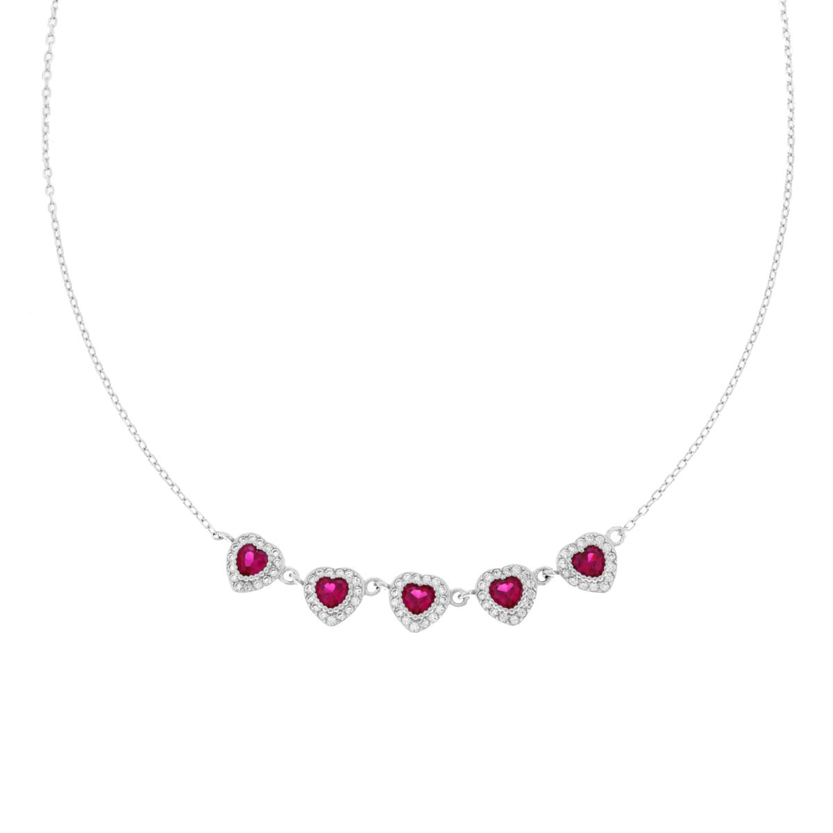Collana in argento con cinque cuori, ognuno incorniciato da piccole pietre preziose, con una gemma rossa al centro.