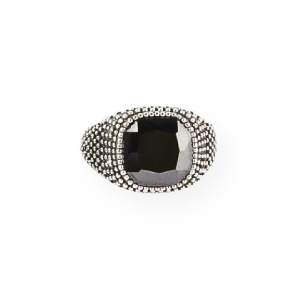 Anello in argento a fascia larga con castone e pietra quadrata nera.