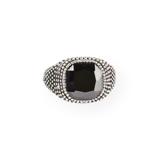 Anello in argento a fascia larga con castone e pietra quadrata nera.