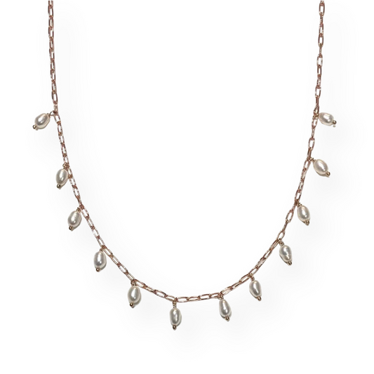 Collana in oro rosa con perle pendenti.