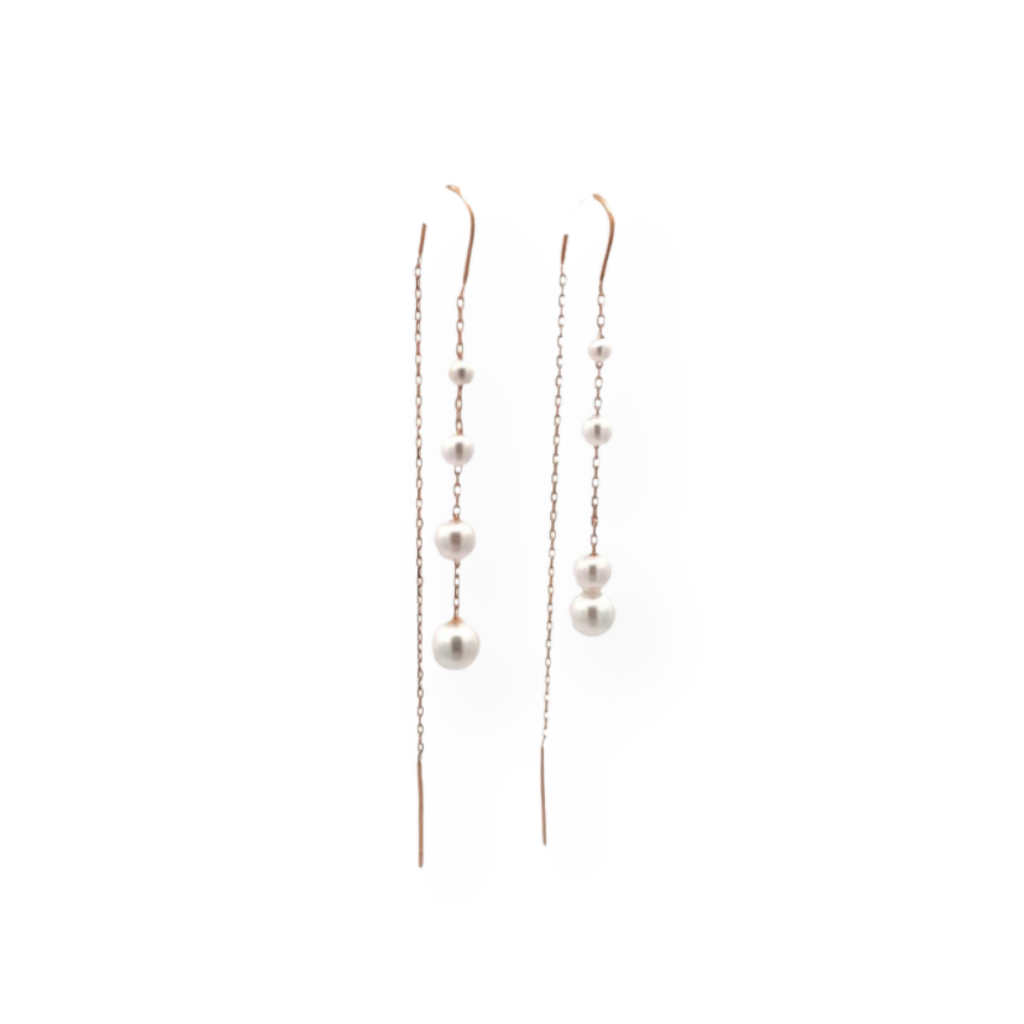 Orecchini pendenti in oro rosa con perle a catena.