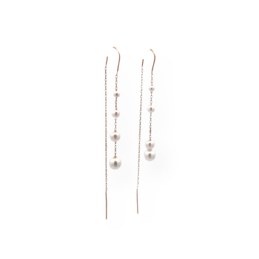 Orecchini pendenti in oro rosa con perle a catena.