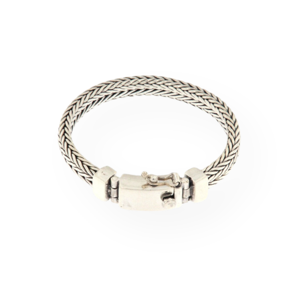 Braccialetto a catena in argento intrecciato, con chiusura a gancio e scatola in metallo spazzolato.