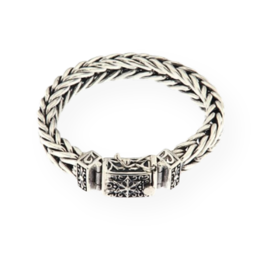 Bracciale in argento con catena a spiga e chiusura decorata con motivi floreali.