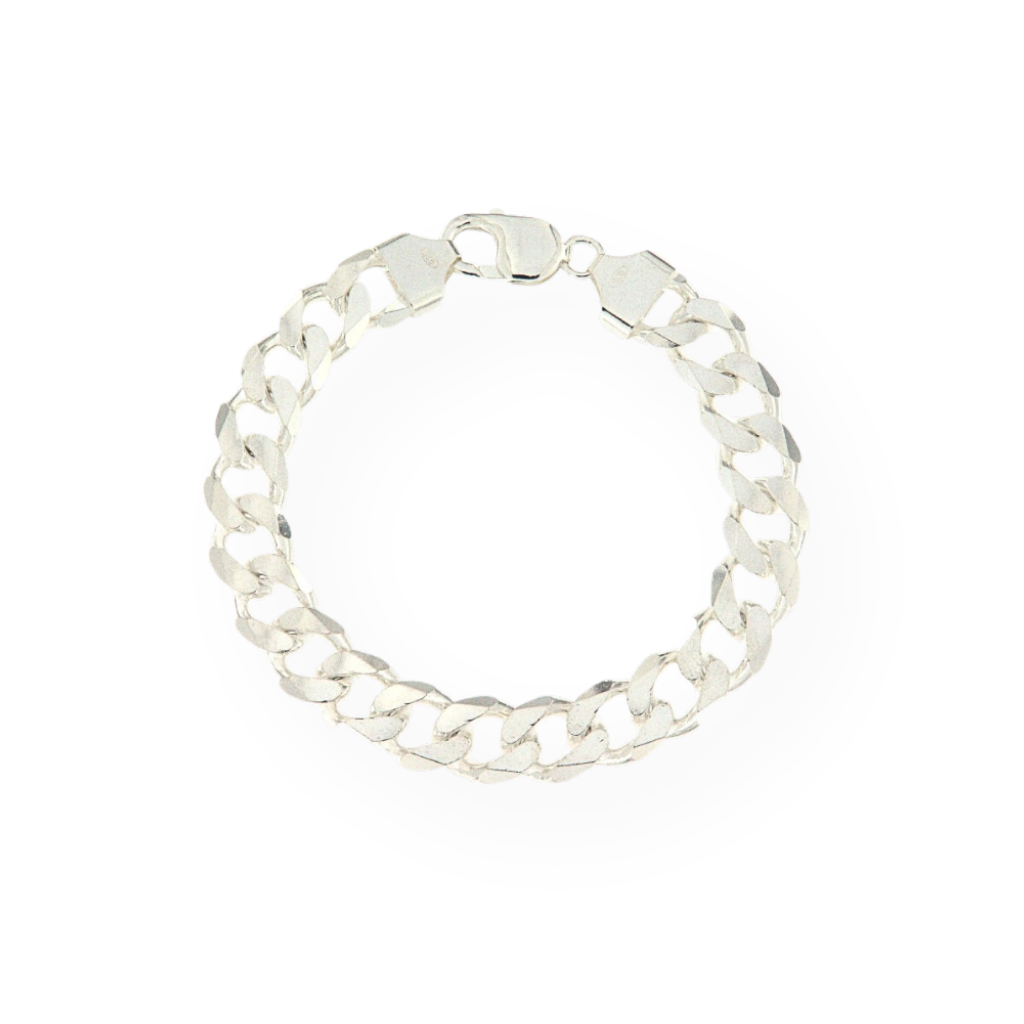 Bracciale a catena d'argento su sfondo bianco.