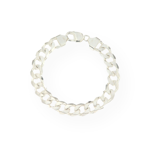Bracciale a catena d'argento su sfondo bianco.