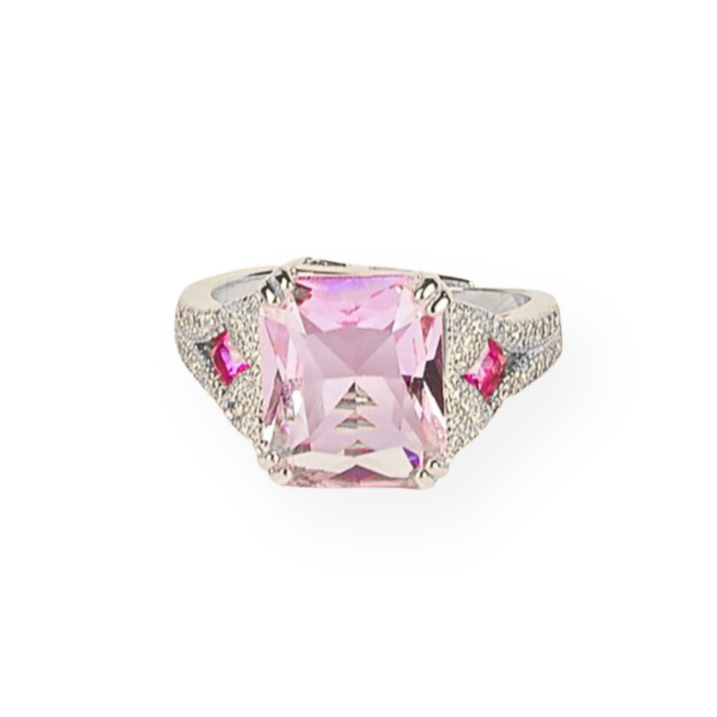 Anello d'argento con una grande pietra rosa rettangolare al centro e due pietre rosa più piccole e diamanti sui lati.