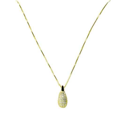 Collana a catena d'oro con pendente a goccia tempestato di diamanti.
