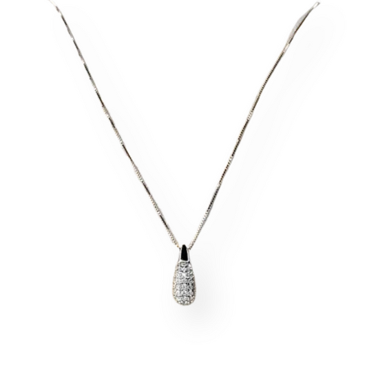 Collana con pendente a goccia in oro bianco e diamanti.