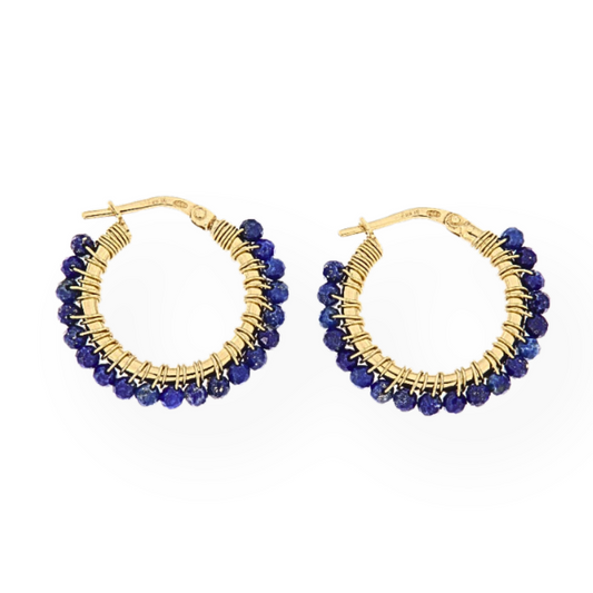 Orecchini a cerchio dorati con perline blu scuro, avvolti da filo metallico.