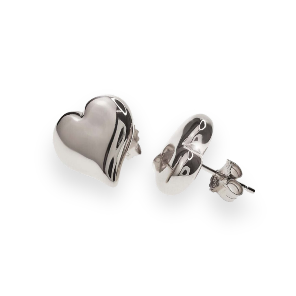 Orecchini a perno a forma di cuore in metallo lucido, isolati su sfondo bianco.