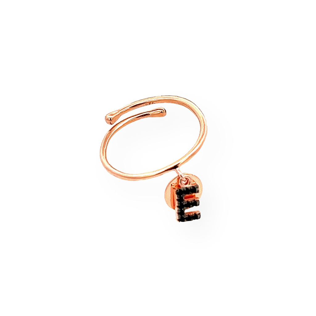 Anello regolabile in oro rosa con ciondolo a forma di "E" in zirconi neri.