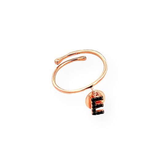 Anello regolabile in oro rosa con ciondolo a forma di "E" in zirconi neri.