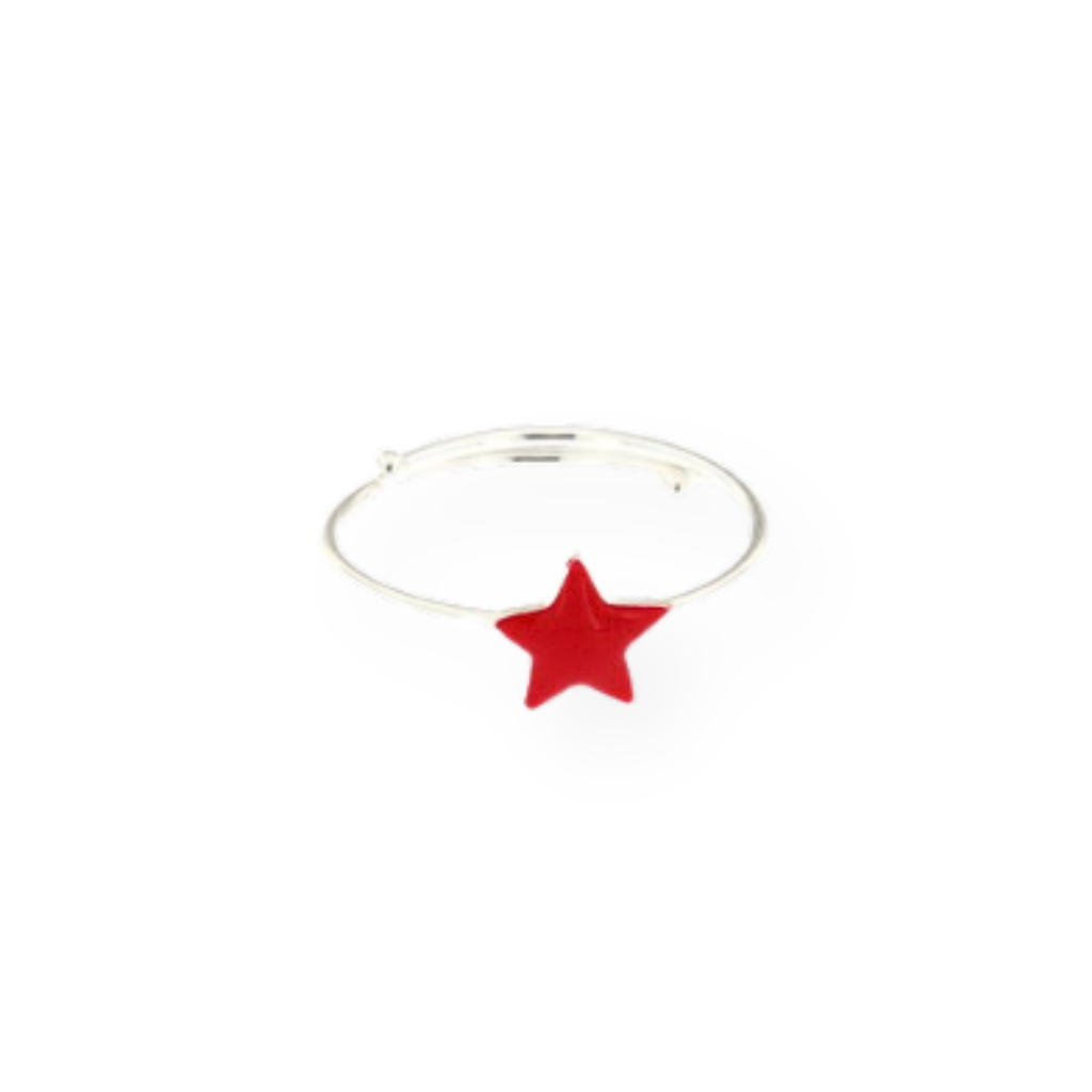 Anello d'argento con una stella rossa smaltata.