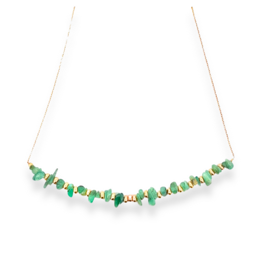 Collana in oro con pietre di smeraldo grezze.