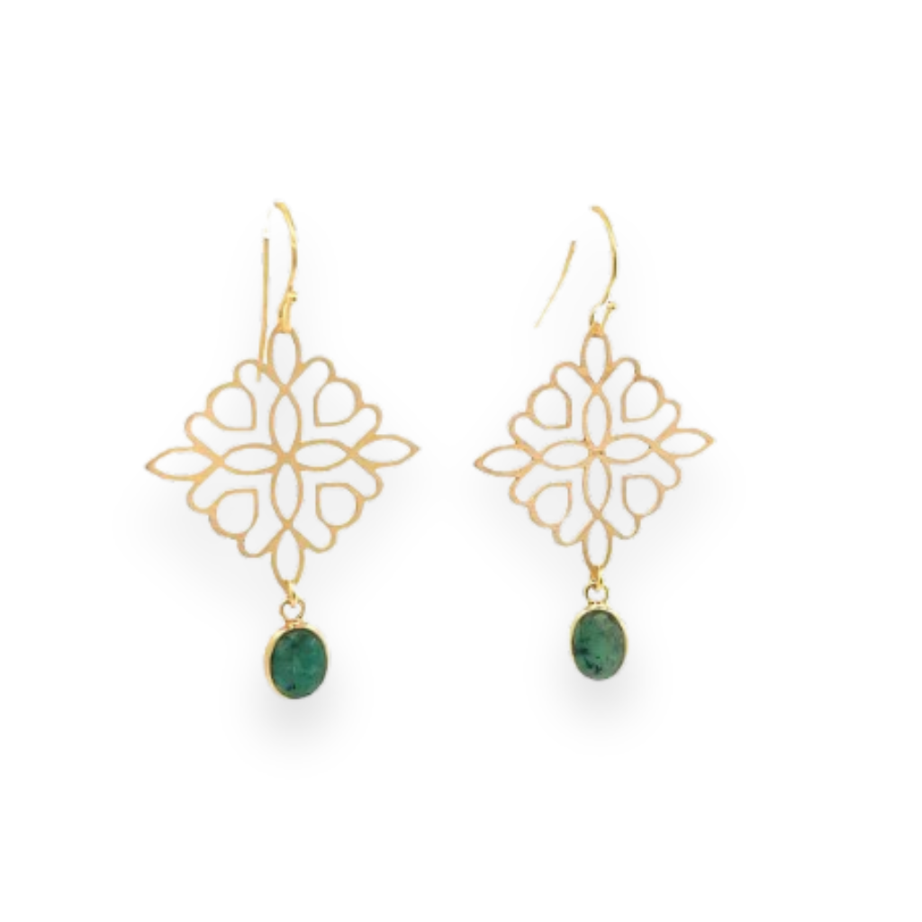 Orecchini pendenti in oro con un motivo a filigrana a forma di rombo e una pietra verde smeraldo.