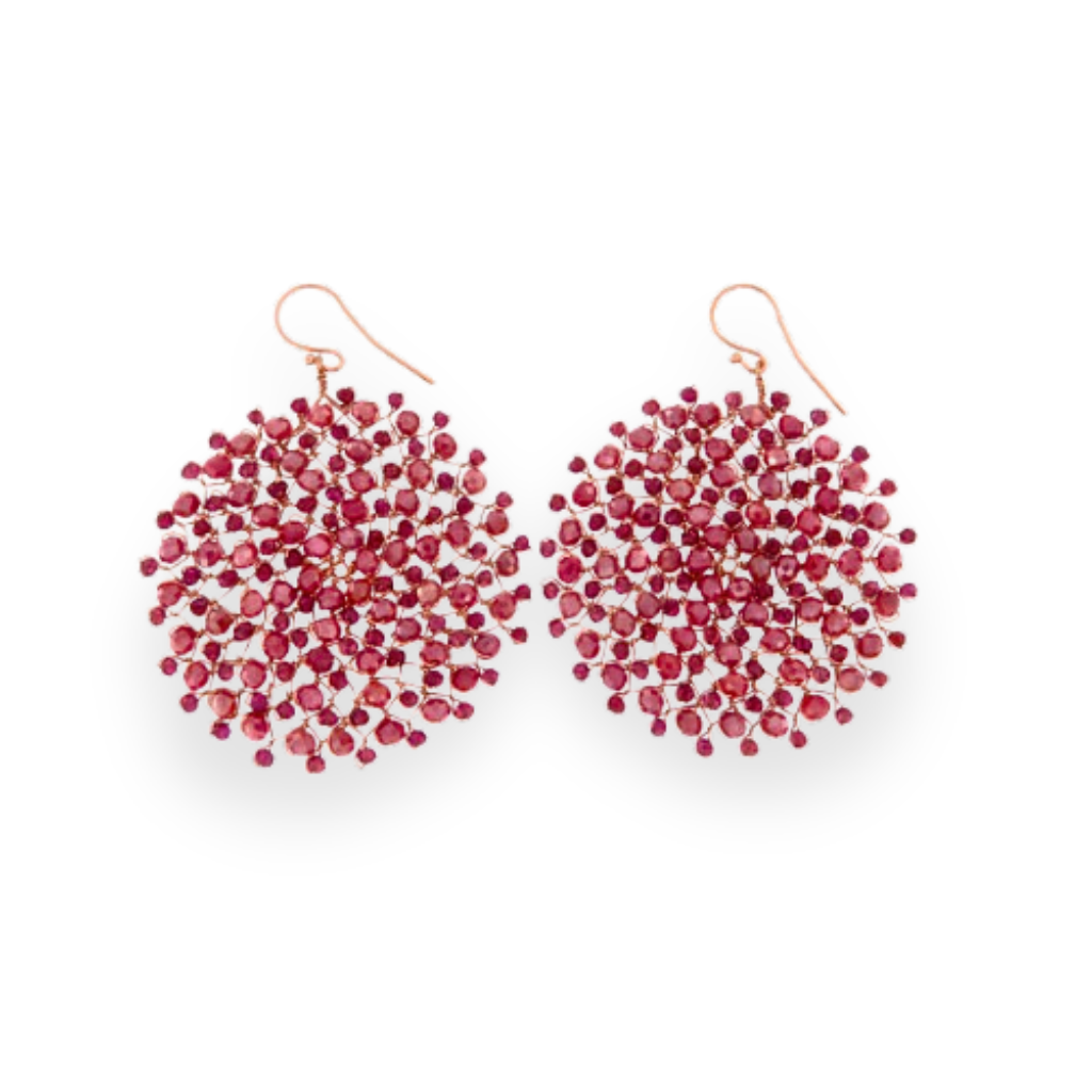 Orecchini a cerchio in filo d'oro con grappoli di perline rosse.