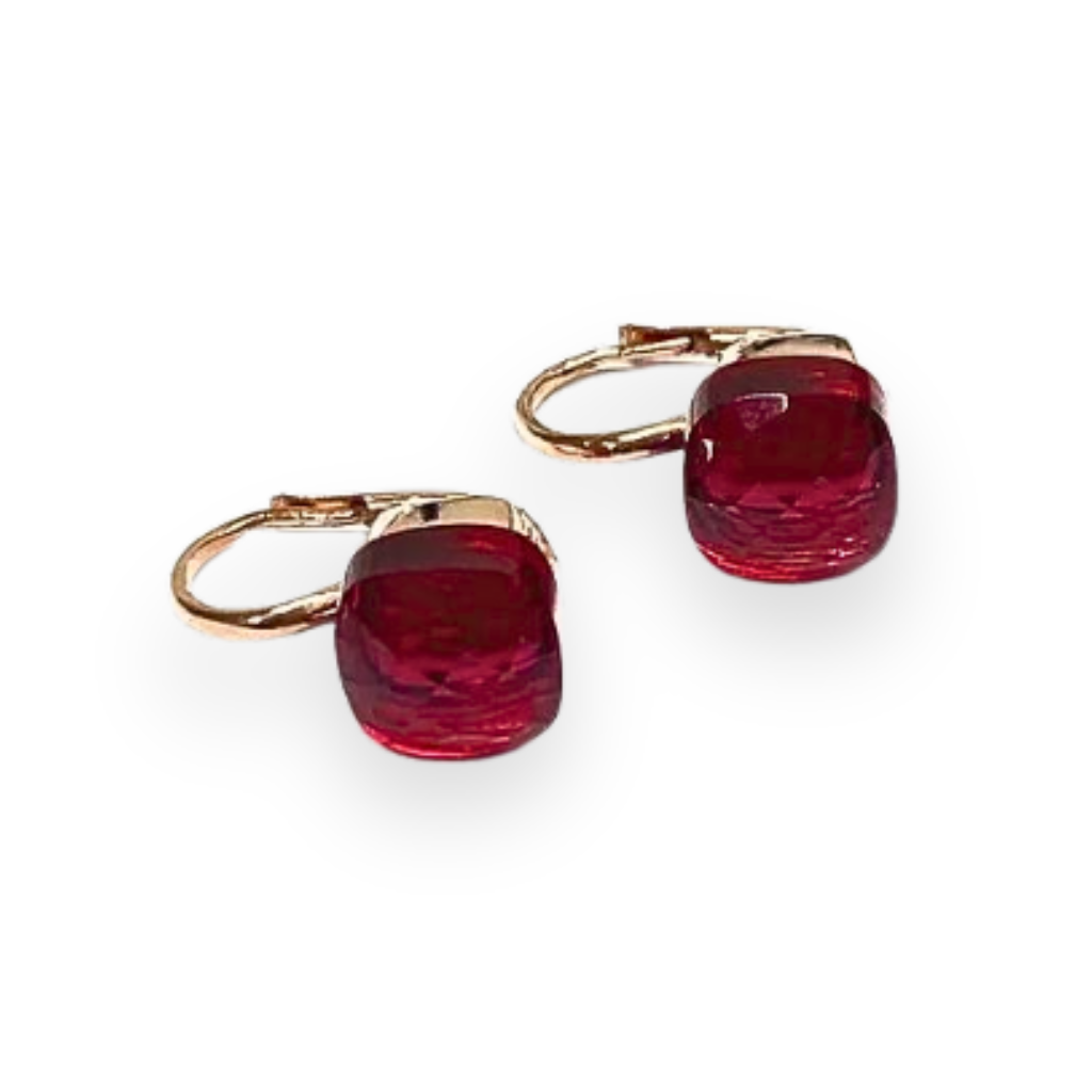 Orecchini pendenti in oro rosa con tormalina rossa sfaccettata, con chiusura a leva.