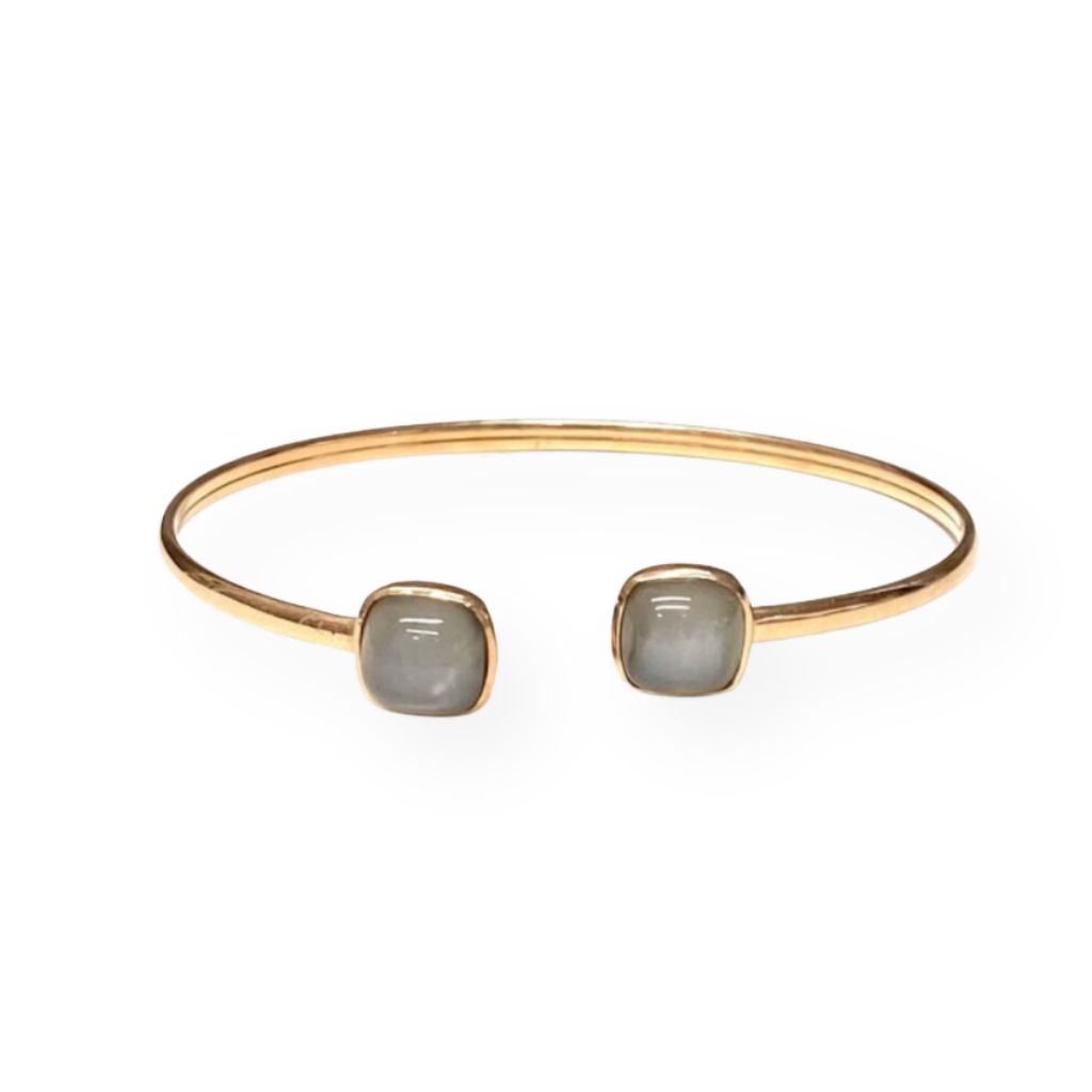 Bracciale a fascia in oro con due pietre quadrate grigie alle estremità.