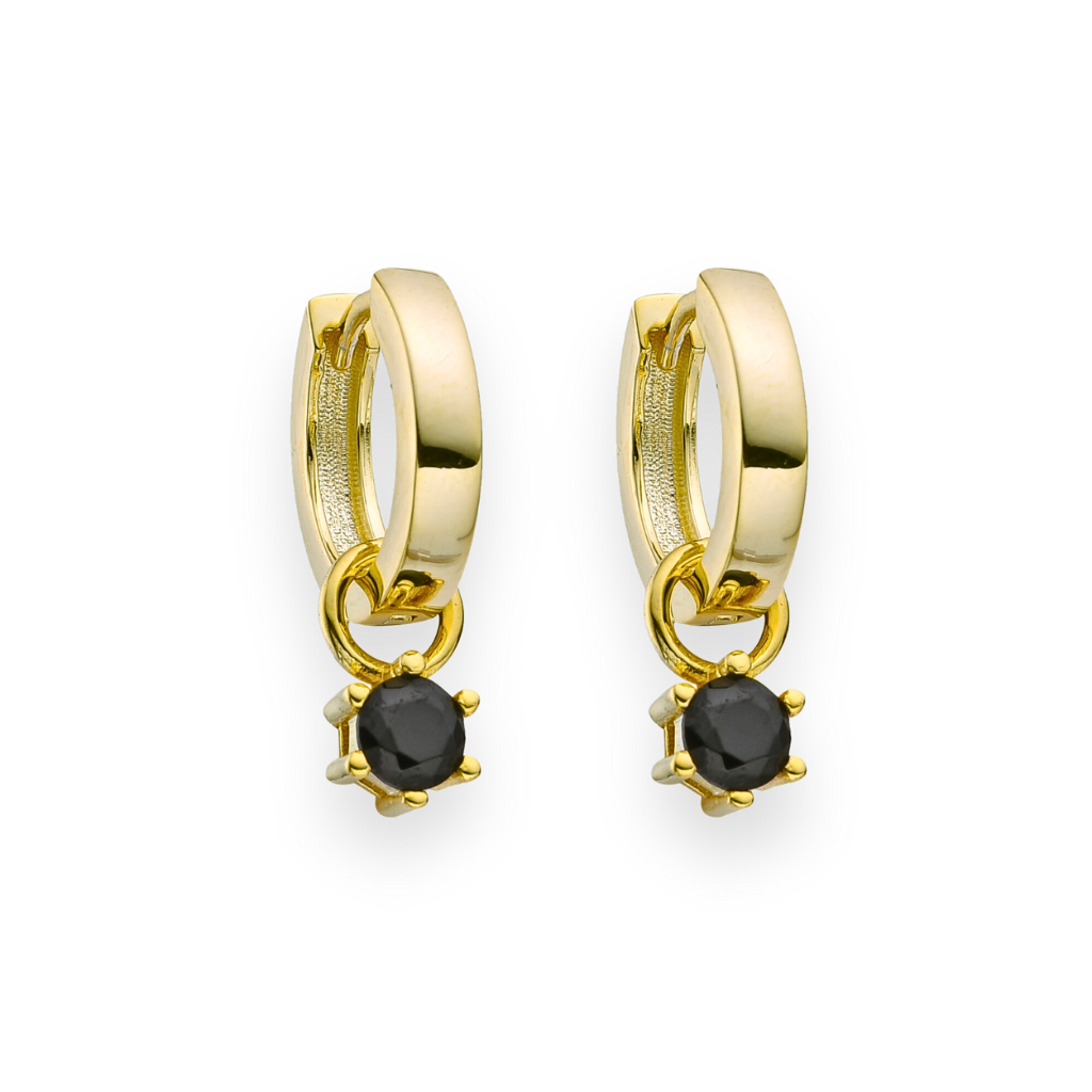 Orecchini a cerchio dorati con pendente di zircone nero.