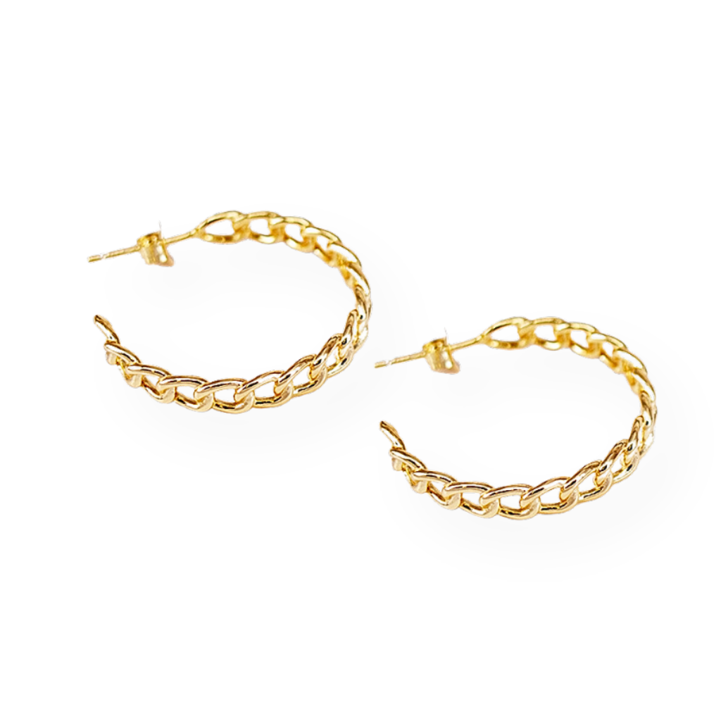 Orecchini a cerchio dorati a catena, vista frontale.