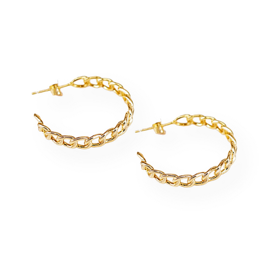 Orecchini a cerchio dorati a catena, vista frontale.