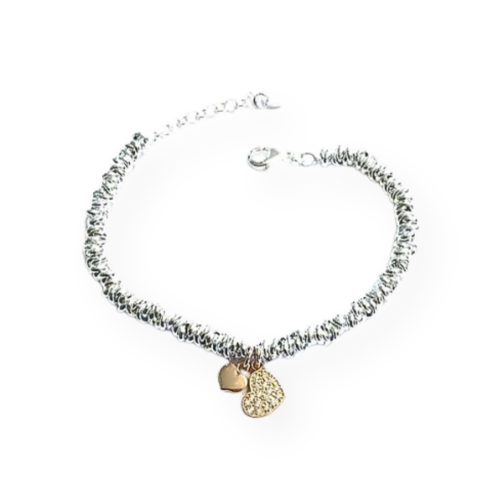 Braccialetto a catena argentata con due ciondoli a cuore, uno in oro e uno con strass.