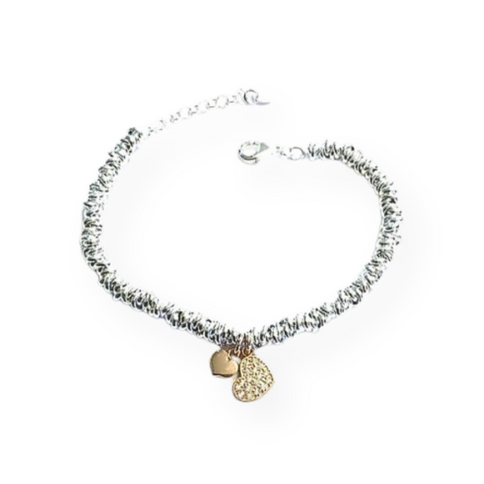 Braccialetto a catena argentata con due ciondoli a cuore, uno in oro e uno con strass.
