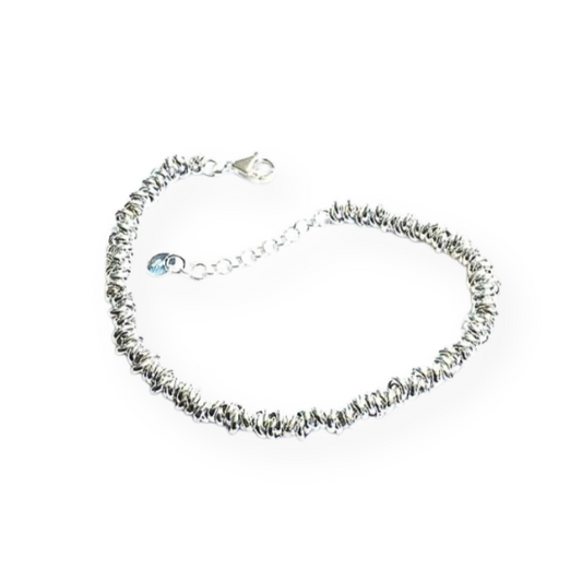 Braccialetto a catena d'argento con maglie a sfera e chiusura a moschettone.