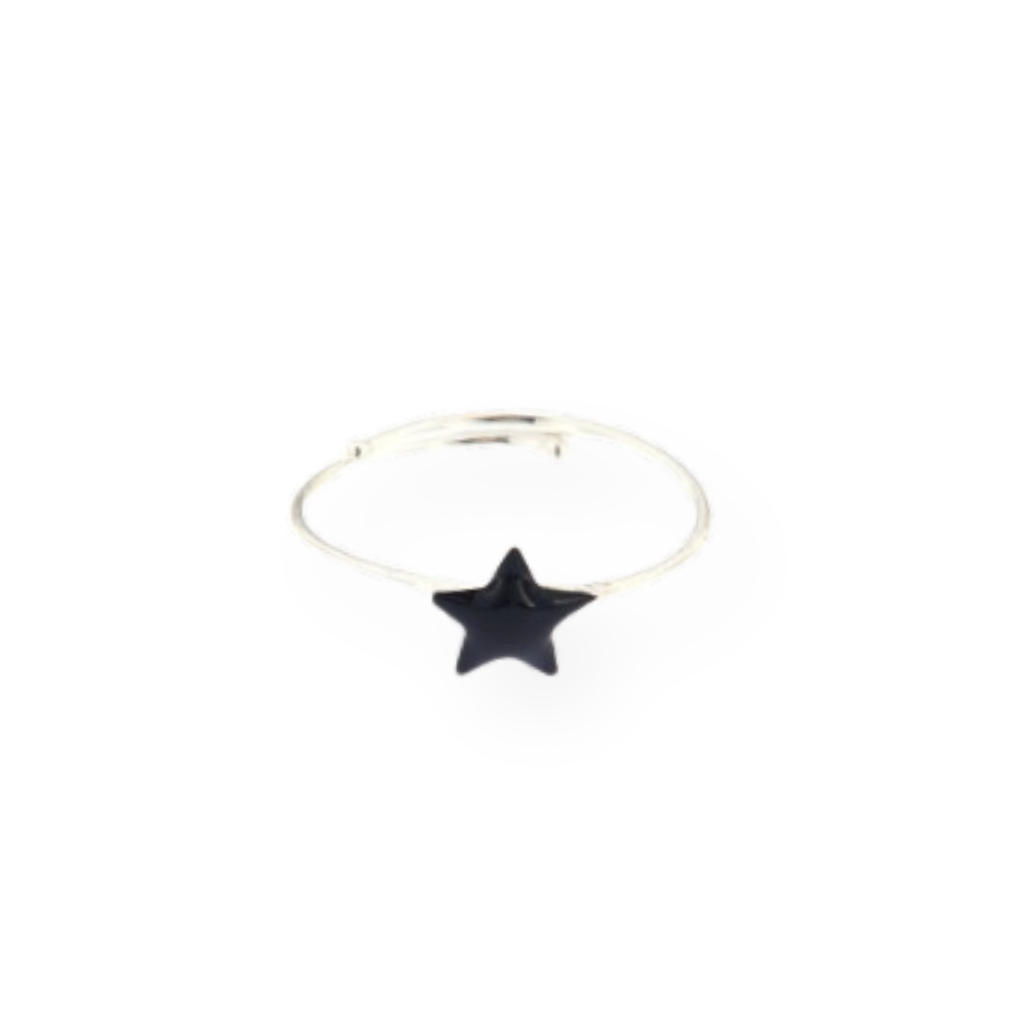 Anello in argento con stella nera, semplice e regolabile.